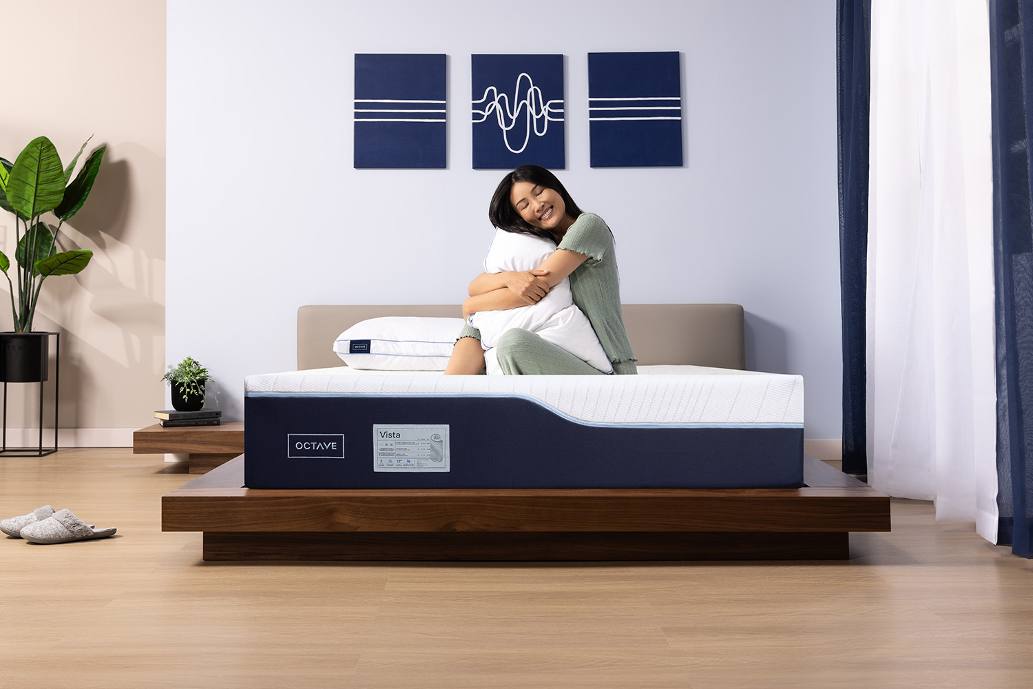 Femme sur son matelas Octave étreignant un oreiller en mousse mémoire