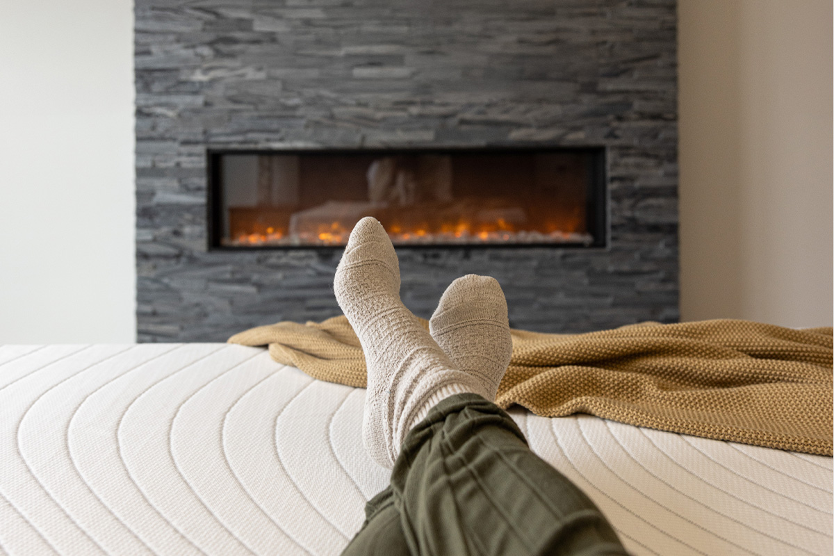 Une femme se repose bien en sachant qu'elle a 365 nuits pour dormir sur son matelas. Les marques Cryofusion et PolarMax sont visibles.