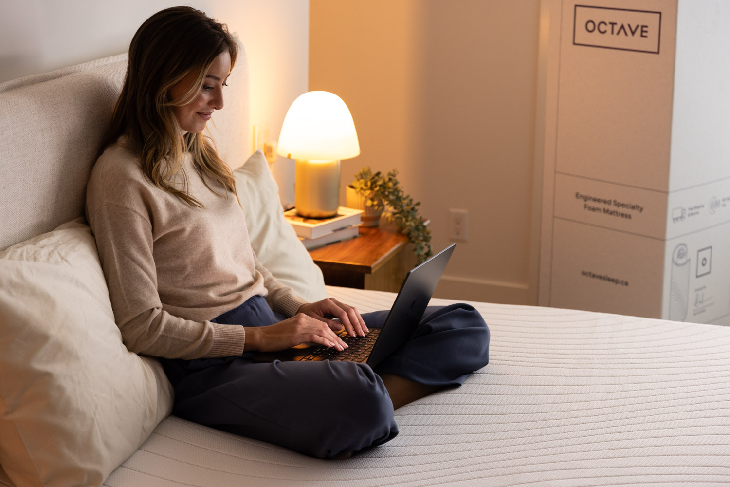 Femme dormant paisiblement sur un matelas Octave