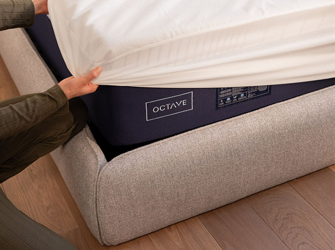 Un protège-matelas imperméable installé sur un matelas Octave.